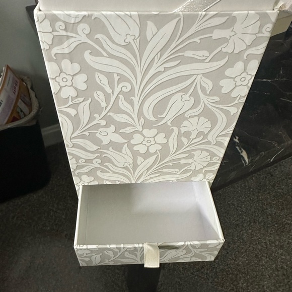 Hallmark Keepsake card keeper/organizer - Picture 5 of 8